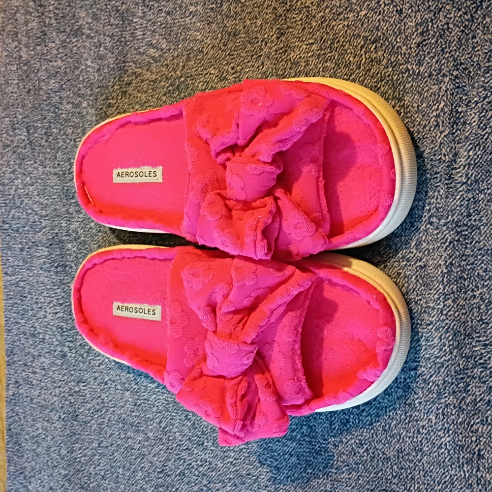 AEROSOLES Fuchsia  Slippers with Bow. NWOT